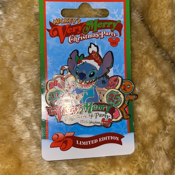 Very Merry Christmas Party Pins 2008 Disney- Stitch. New - Picture 3 of 4